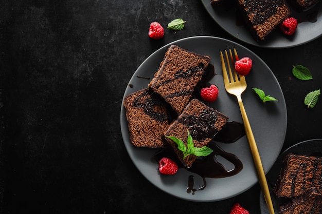 Foto bolo de chocolate servido com molho de chocolate