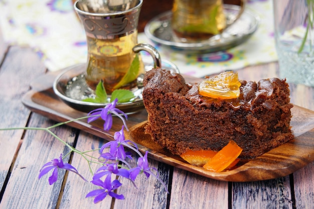 Bolo de chocolate turco com cascas de limão cristalizadas e xícaras de chá de menta