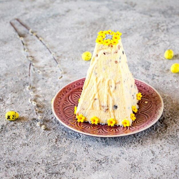 Bolo de coalho de Páscoa em um fundo festivamente decorado