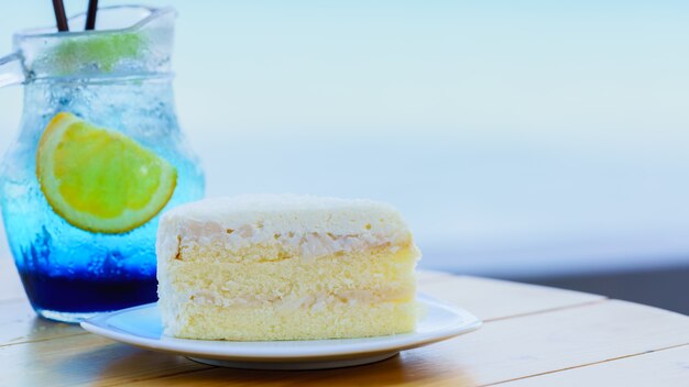 Foto bolo de coco caseiro cremoso delicioso na mesa de madeira