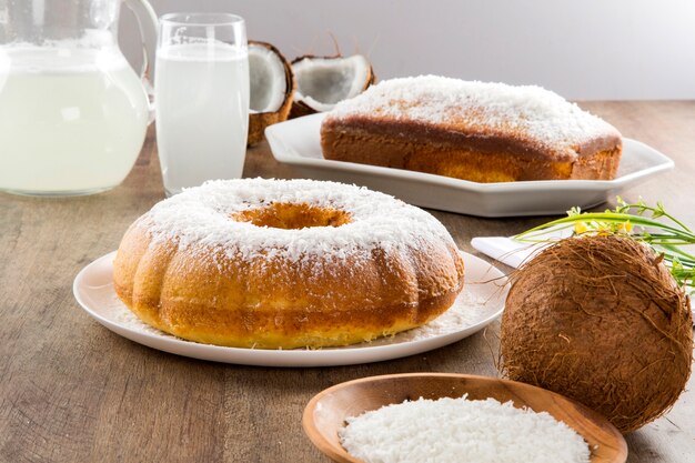 bolo de coco com fatia na mesa