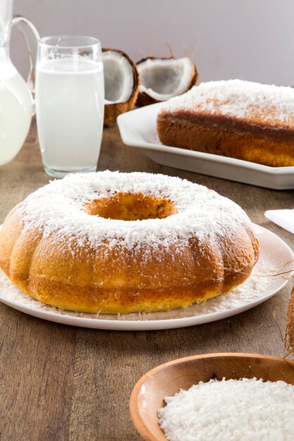 bolo de coco com fatia na mesa