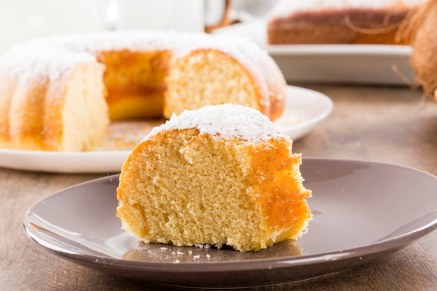 Foto bolo de coco com fatia na mesa