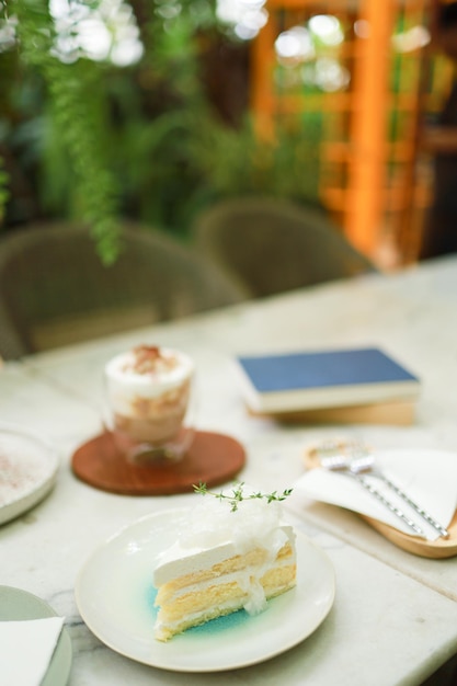Bolo de coco e café em um café sobre a sobremesa tradicional de fundo desfocado Fatiado