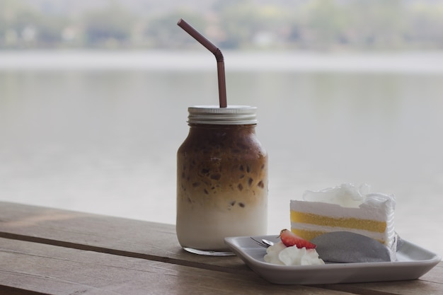 Foto bolo de coco e café