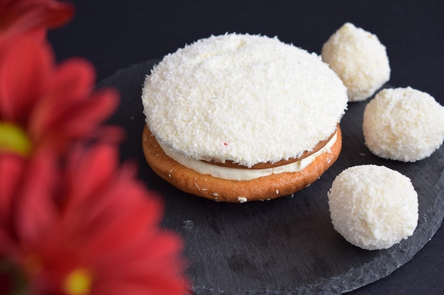 Bolo de coco em um fundo preto