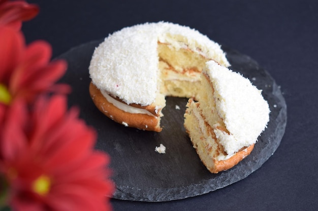 Bolo de coco em um fundo preto