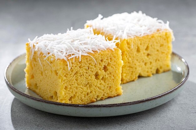 Bolo de coco fatiado em cima da mesa