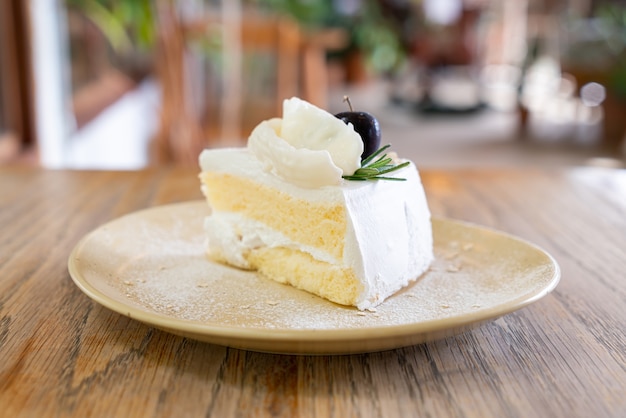 bolo de coco no prato no café e restaurante