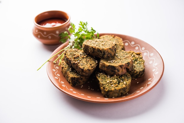 Bolo de coentro ou Kothimbir Vadi é uma culinária popular maharashtriana feita com folhas de coentro