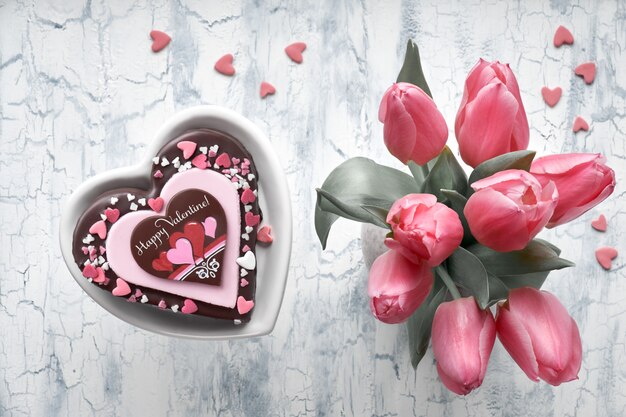 Bolo de coração dia dos namorados com chocolate, açúcar decorações e texto