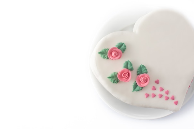Bolo de coração para o Dia dos Namorados, Dia das Mães ou Aniversário, decorado com rosas e corações de açúcar rosa isolados no fundo branco