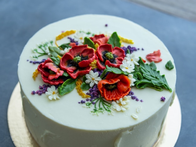 Foto bolo de creme branco decorado com flores de creme de manteiga