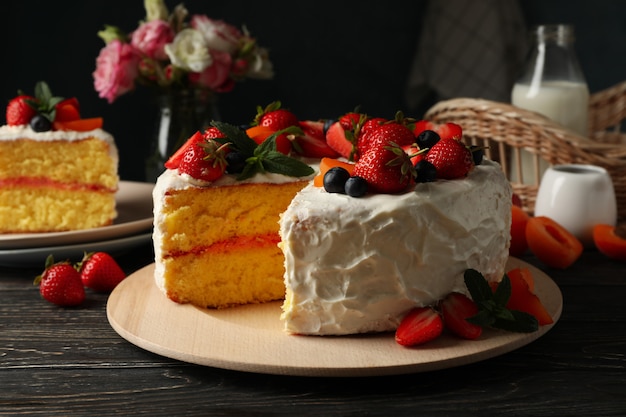 bolo de creme delicioso berry na mesa de madeira