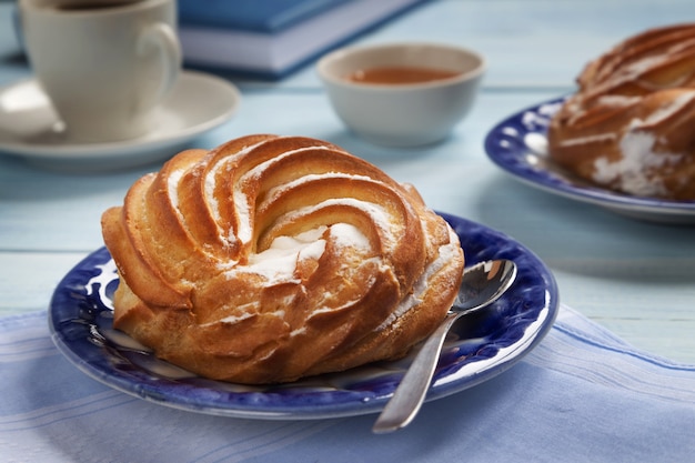 Bolo de creme em um pires azul