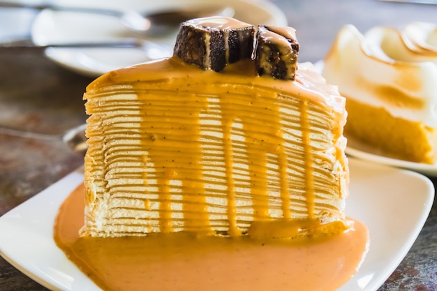 bolo de crepe com molho de chá de leite