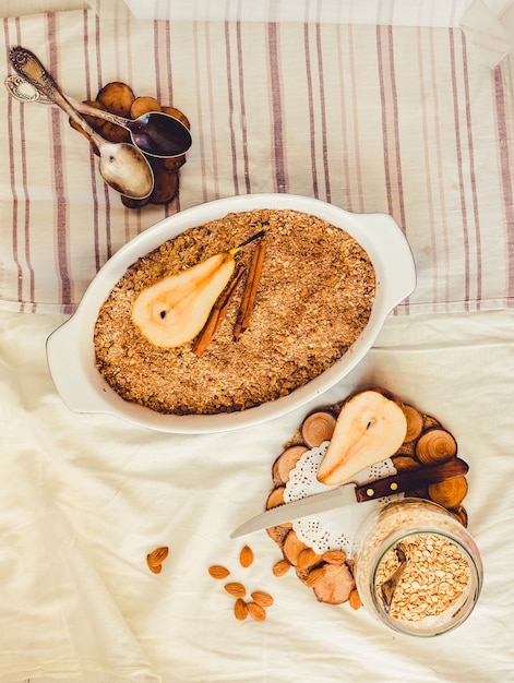 Bolo de crumble de pêra na assadeira azul.