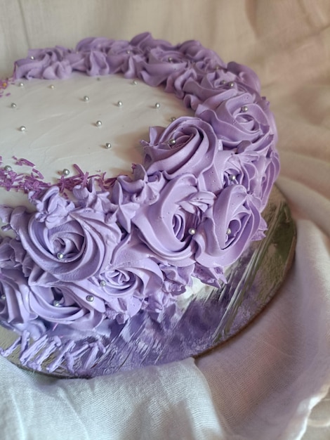 Foto bolo de dia dos namorados branco roxo com rosa vermelha