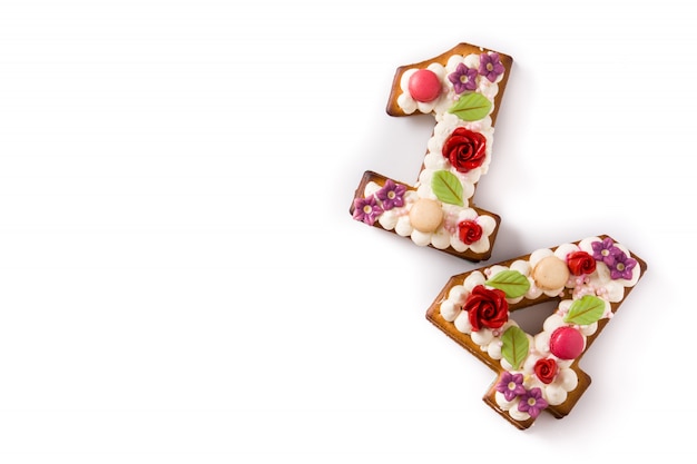 Bolo de dia dos namorados com número com flores decoradas em branco