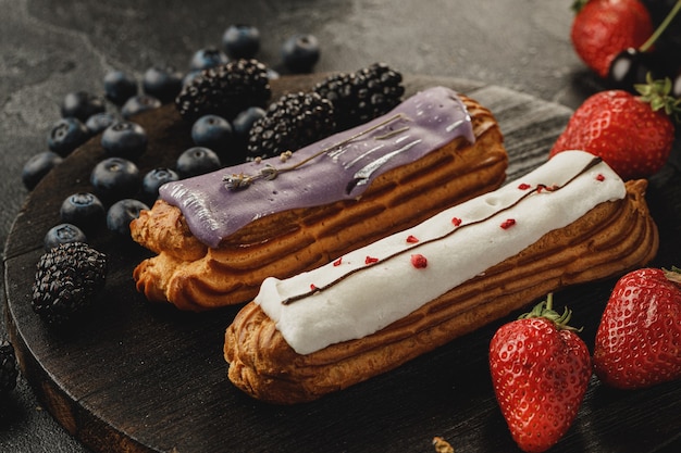 Bolo de Eclair decorado com frutas vermelhas