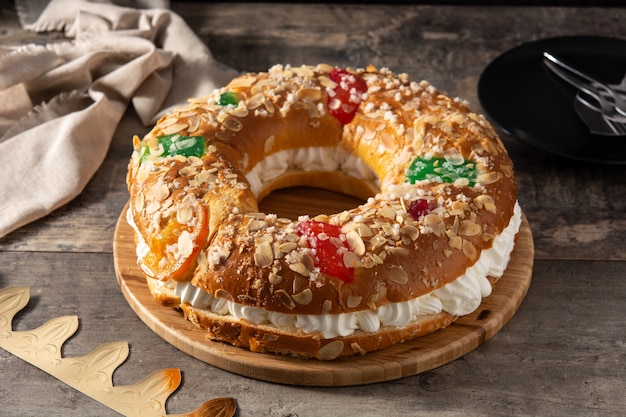 Bolo de epifania "Roscon de Reyes" na mesa de madeira