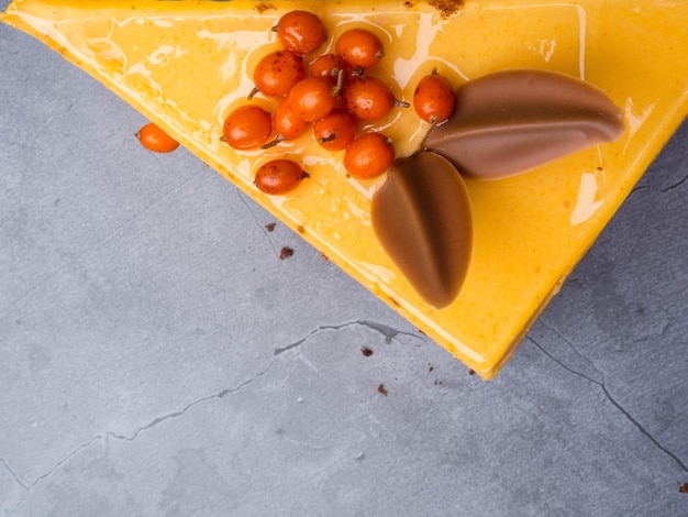 Bolo de espinheiro amarelo cor sobre fundo de concreto