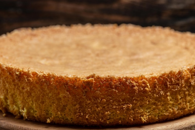 Bolo de esponja caseiro na mesa de madeira Conceito de fundo de padaria