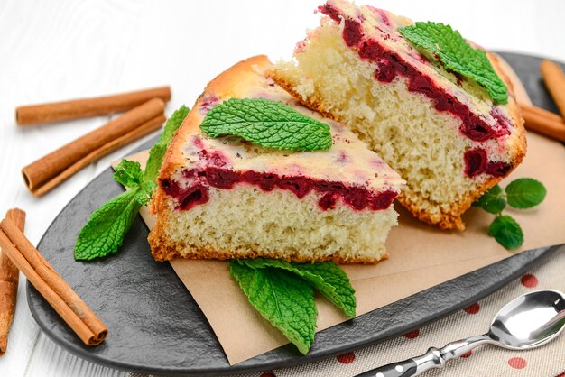 Bolo de esponja com cerejas e canela