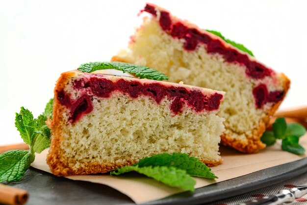 Bolo de esponja com cerejas e canela