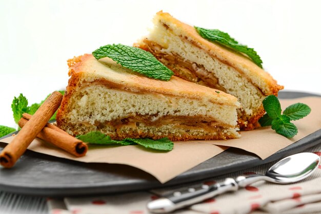 Bolo de esponja com maçãs em um fundo branco Comida saudável