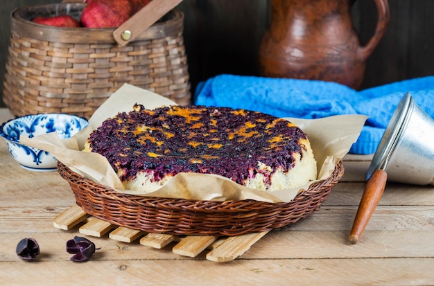 Bolo de esponja com mirtilos congelados em estilo rústico de prato de vime