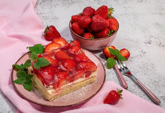 Bolo de esponja com morangos em um fundo claro