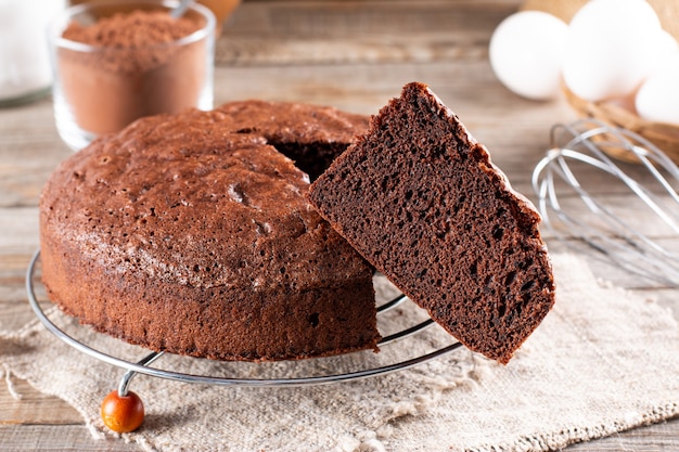 Bolo de esponja de chocolate clássico, foco seletivo. bolo caseiro.