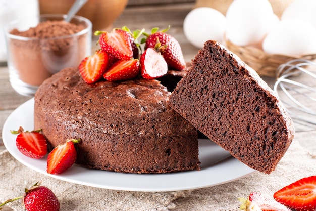 Bolo de esponja de chocolate fresco com biscoito Chiffon de morango para foco seletivo de bolo