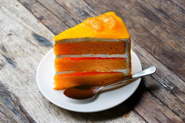 Bolo de esponja de laranja na mesa de madeira