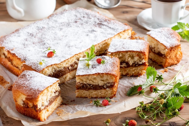 Bolo de esponja de torta de maçã Charlotte com maçãs em uma mesa