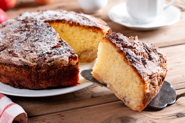 Bolo de esponja de torta de maçã Charlotte com maçãs em uma mesa