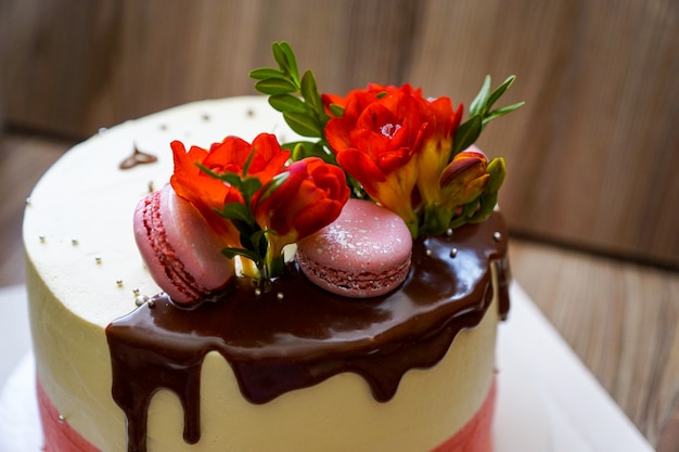 Bolo de esponja decorado com flores frescas e biscoitos