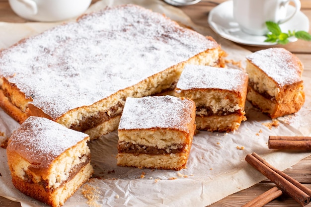 Bolo de esponja fresco com biscoito Chiffon de maçãs na mesa