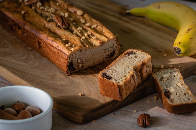 Bolo de esponja saudável de banana e nozes