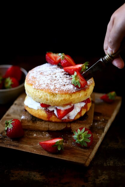 Bolo de esponja Victoria em uma parede escura.