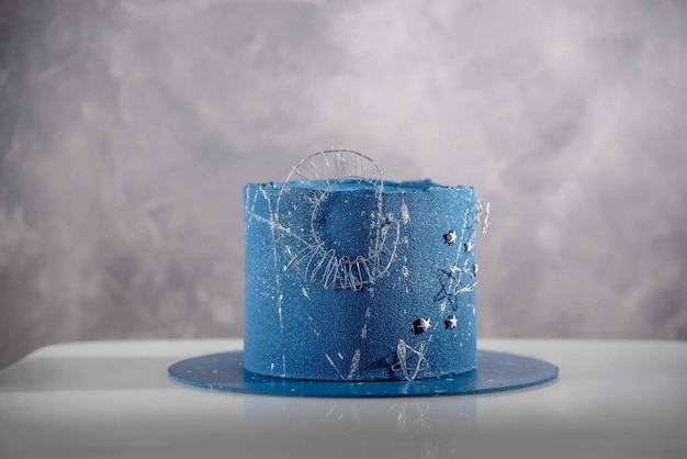 Foto bolo de estilo espacial azul e bonito com estrelas para um menino ou um homem confeitaria de férias