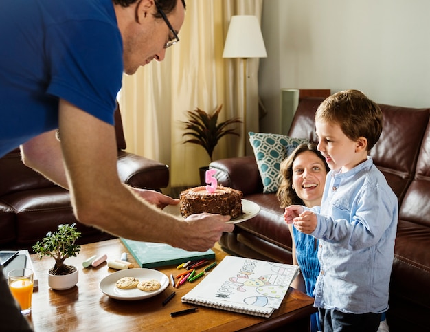 Bolo de felicitações de celebração de aniversário de menino em casa