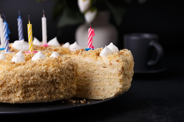 Bolo de férias inteiro com massa quebrada e mini merengue bolo de aniversário com velas apagadas cozimento caseiro foco seletivo de fundo preto closeup