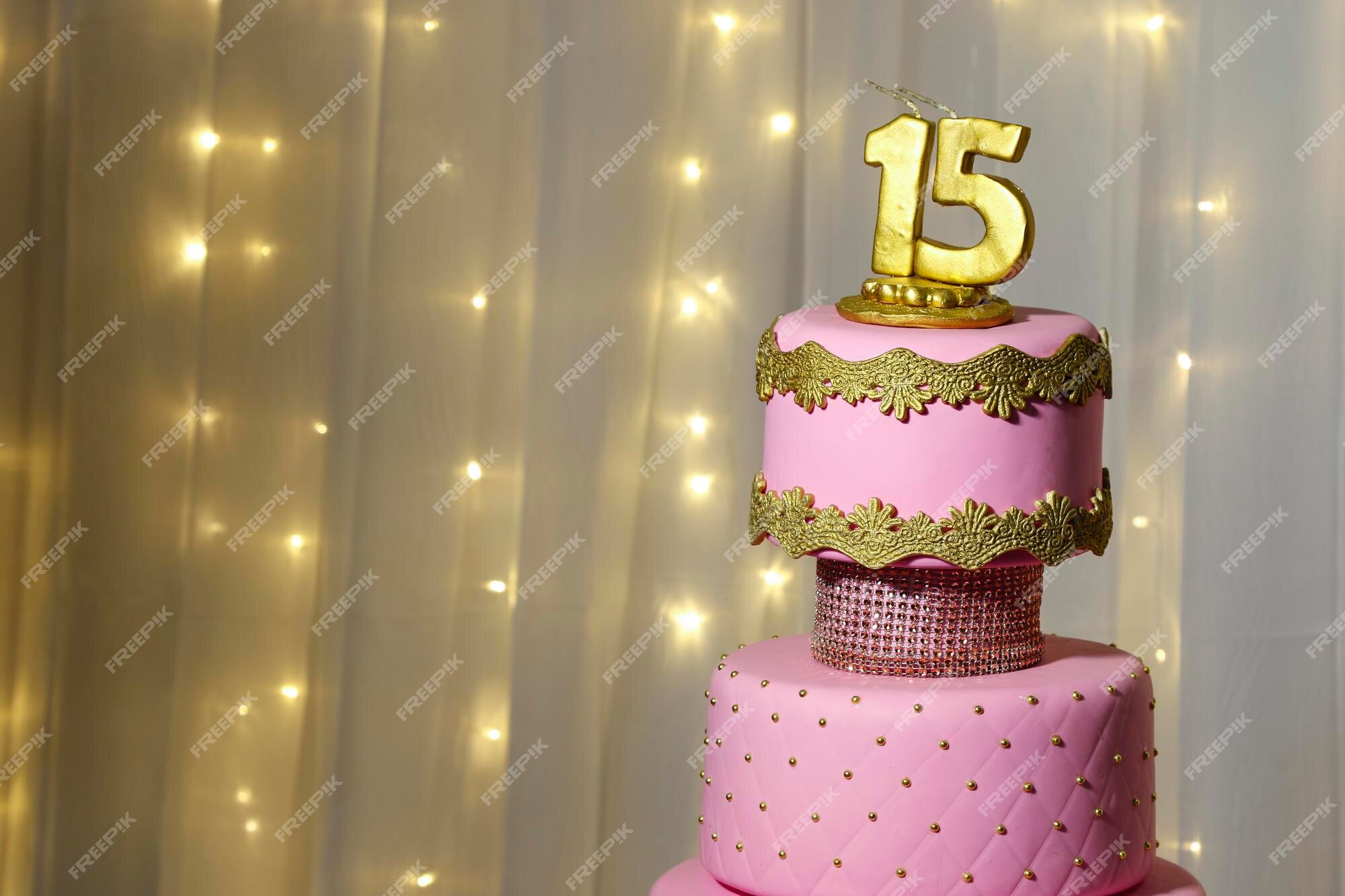 Bolo De Festa, Bolo De Aniversário De 15 Anos, Quinze Anos Foto de Stock -  Imagem de noite, brilhante: 159050462