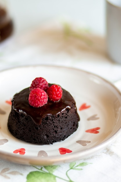 Bolo de fondant de chocolate Mini bolo para fondant com coberturaDelicious dessertLava de chocolate caseira