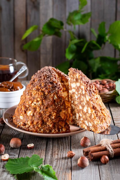 Bolo de formigueiro em um prato na velha mesa de madeira. Bolo Tradicional Russo