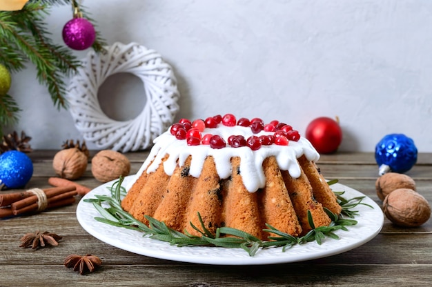 Bolo de frutas caseiro de natal decorado com alecrim