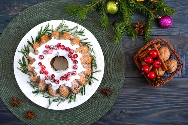 Bolo de frutas caseiro de natal decorado com alecrim