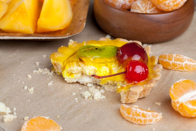 Bolo de frutas com geleia e frutas diversas, pêssego, uva, cerejas, junto aos bolos de tangerinas e laranjas